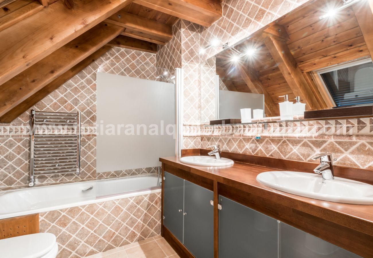 Casa Pujo by Totiaran, located in Salardu, 5km from Baqueira 1500