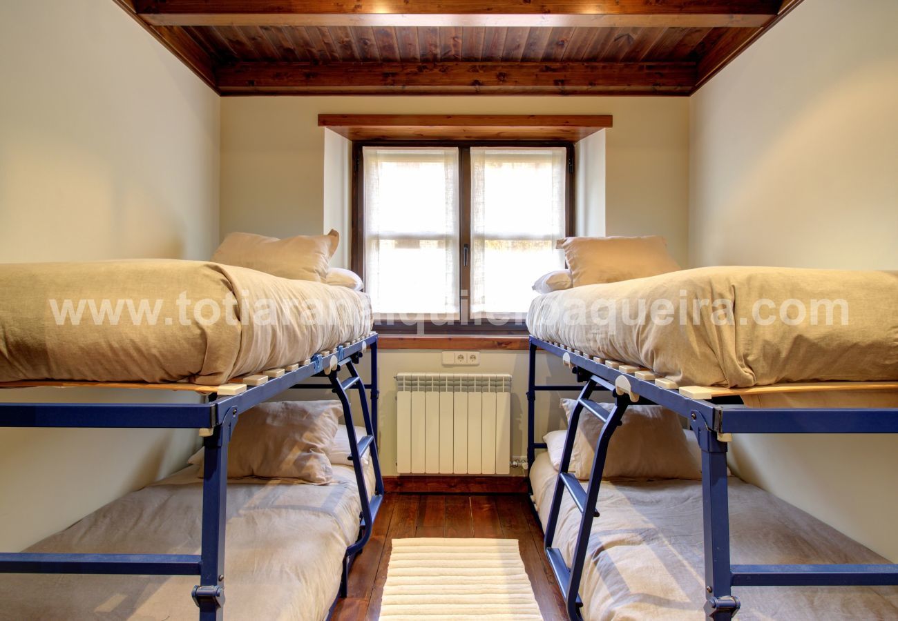 Chambre avec 2 lits superposés dans l’appartement Molieres by Totiaran au pied de la piste