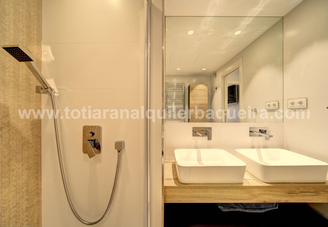 Salle de bain de l'appartement Lebre by Totiaran, Tanau, Baqueira, pied des pistes